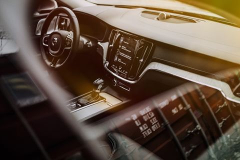 Lukas Schramm Fotografie - Eventfotograf - Berlin Fotoaufnahme im Volvo V60 durch das Seitenfenster