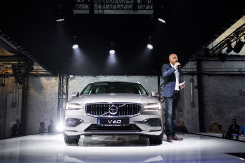 Lukas Schramm Fotografie - Eventfotograf - Berlin Fotoaufnahme einer Produktpräsentation von Volvo mit Redner