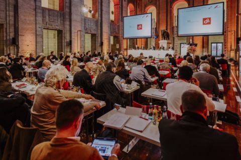 © www.fotodesignberlin.de Fotoaufnahme Publikum und Bühne während eines Events in Berlin