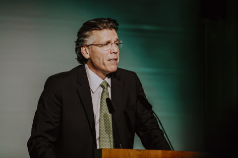 © www.fotodesignberlin.de Eventfotografie eines Redners während des Vortrags