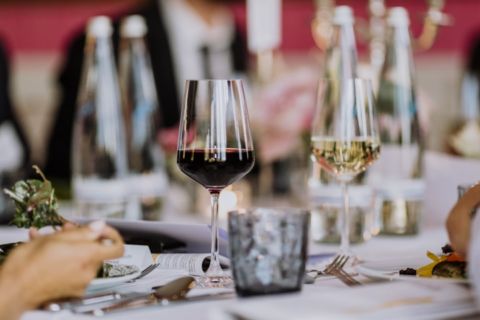 Lukas Schramm Fotografie - Eventfotograf - Berlin Fotografie von Weingläsern auf dem Tisch während eines Events