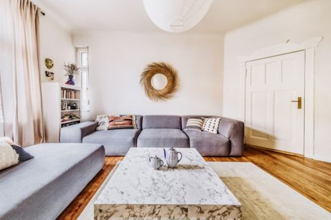 Interieurfotografie eines Wohnzimmers mit Möbeln in einem Altbau