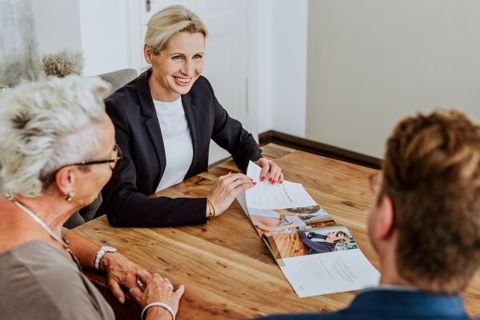 Klassische Unternehmensfotografie - Immobilienmaklerin mit Kunden
