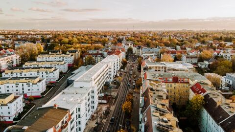 Immobilien und Architektur Fotografie - Großstadt Wohnhäuser Drohnenbild